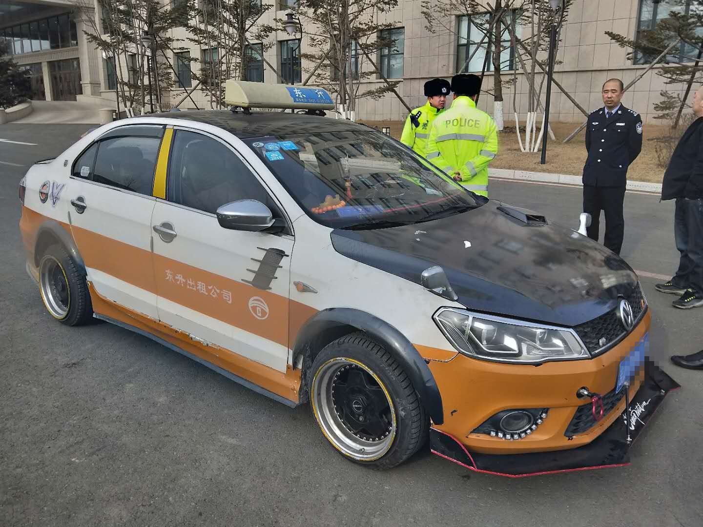 小汽车价格，买一只小熊235元和一辆小汽车623元问大约要花多少钱